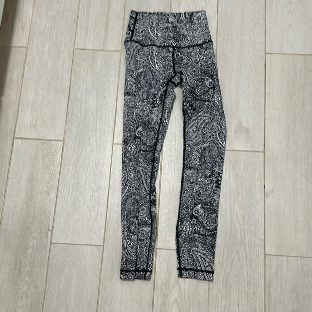 Lululemon 2 black and white 25” legging